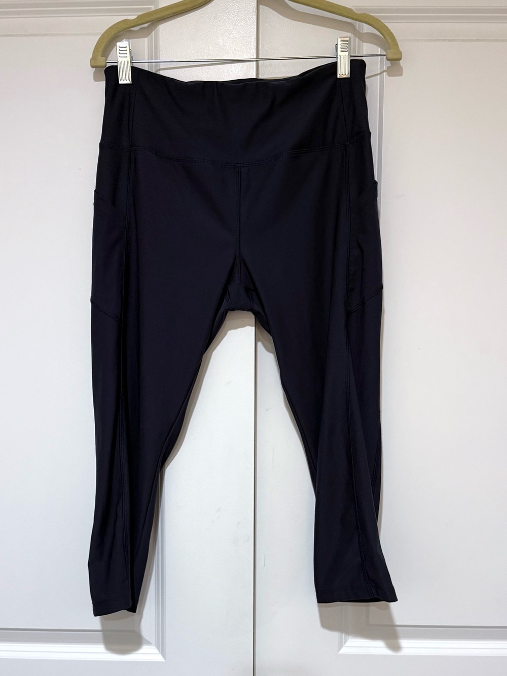 VOGO Athletica Navy Blue High-Waist Capri Leggings with Side Pockets